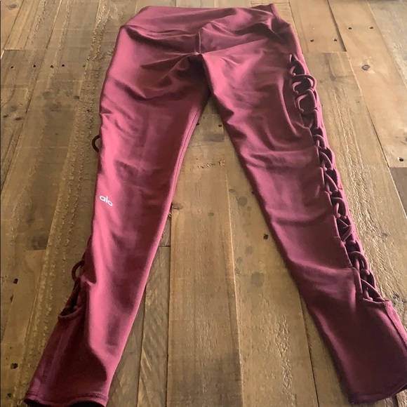 Alo yoga Interlace leggings in black cherry - Picture 3 of 3